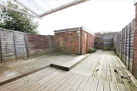 Pinewood Park, Farnborough, Berkshire, GU14 - Photo 2