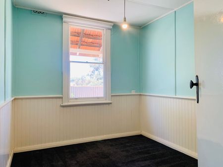 COTTAGE STYLE COSY FAMILY HOME IN GREAT LOCATION! - Photo 2