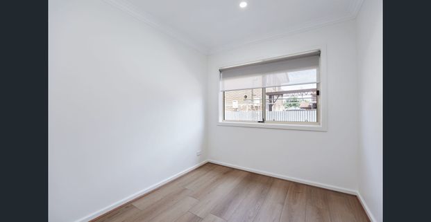 Between City and Sea - Photo 1