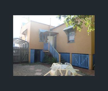 Lovely Three Bedroom Two Bath Two Car Springhill Cottage for Rent - Photo 3