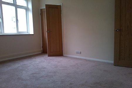 3 bedroom flat to rent - Photo 5