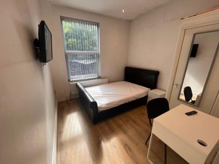 St. Michaels Terrace, Leeds, LS6 - Photo 5