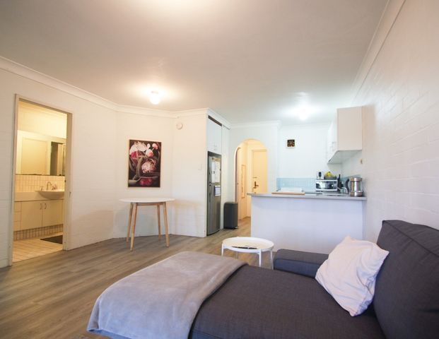 VIBRANT APARTMENT IN THE HEART OF VIC PARK! - Photo 1