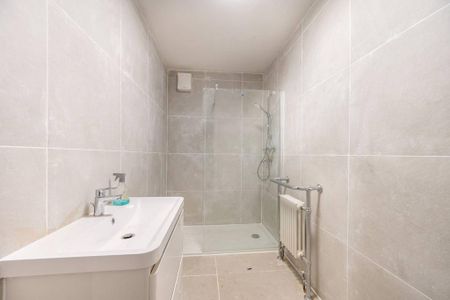 3 bedroom flat to rent - Photo 4