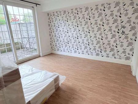 Surbiton, Surrey, KT5 - Photo 3