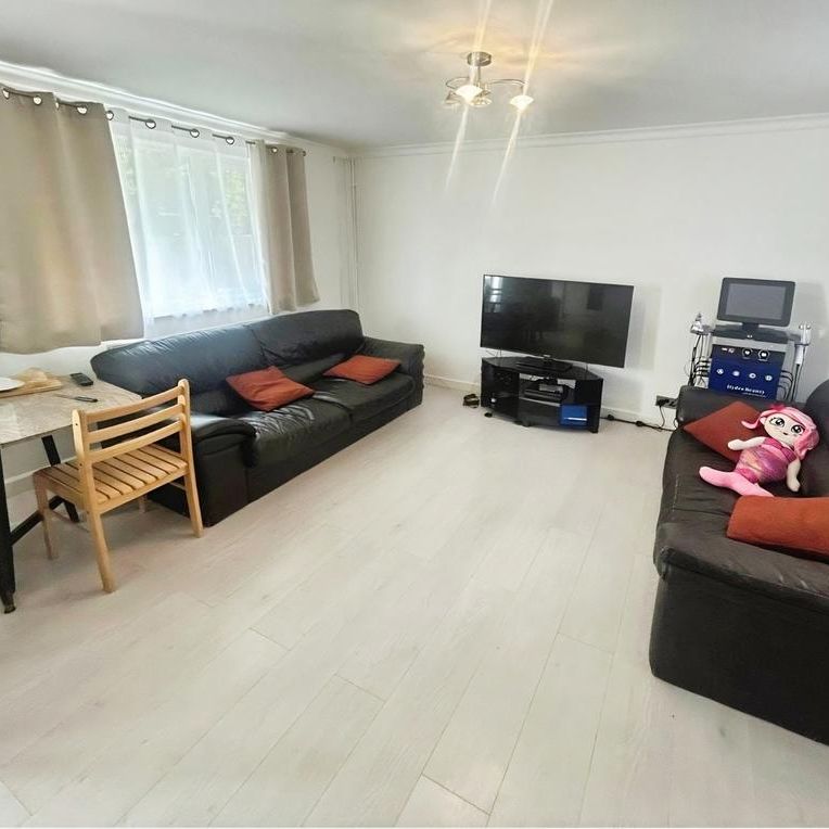 4 bedroom end of terrace house to rent - Photo 1
