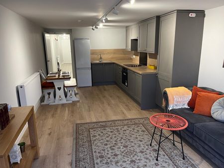 2 Bed Flat, Prestwich, M25 - Photo 3