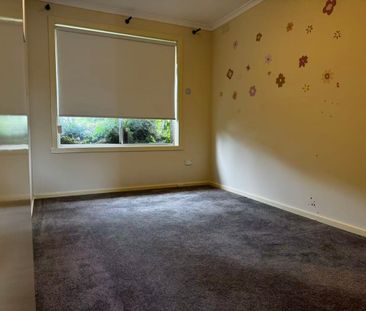 Modern Comfort Meets Convenience – 3-Bedroom Unit in Central Dandenong - Photo 2