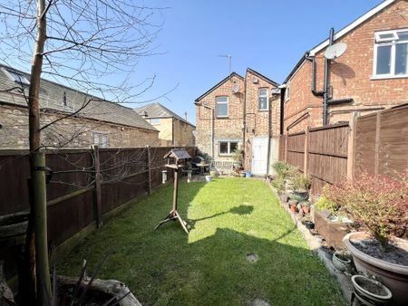 3 bedroom semi-detached house to rent - Photo 2