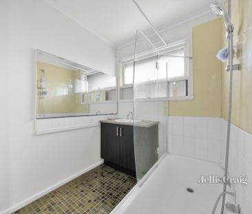 8 Ormiston Street, Mount Waverley - Photo 3