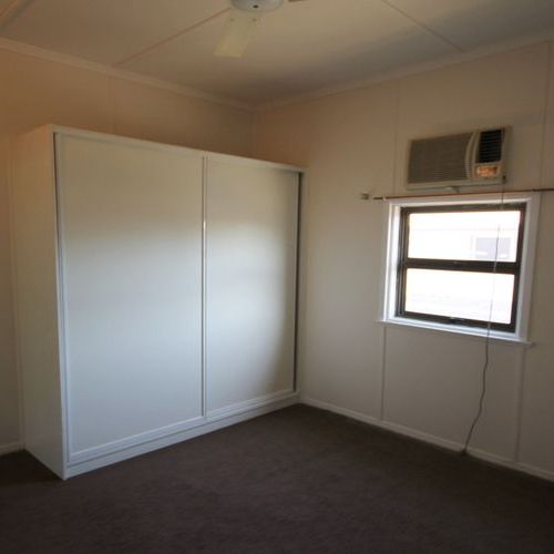 Conveniently located high-set 4 bedroom home. - Photo 1
