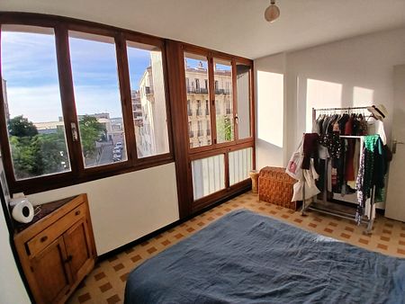 Appartement 3 pièces 79m2 MARSEILLE 1ER 1 150 euros - Photo 3