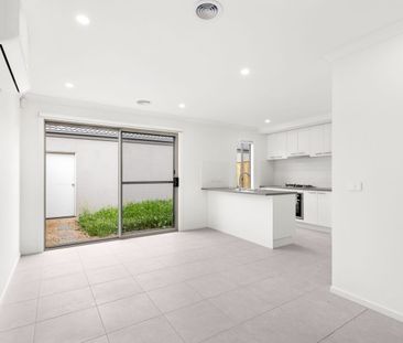 32 Listowel Gr, Rockbank, Vic 3335 - Photo 5