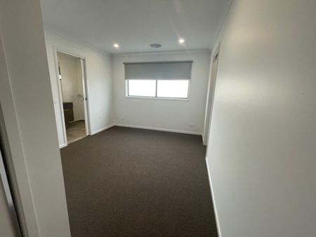 Brand New Townhouse - &lpar;Pakenham East&rpar; - Photo 2