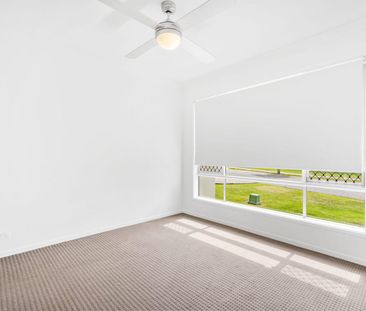 Comfortable Family Living in a Convenient Deebing Heights Location - Photo 4