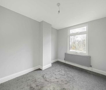 Walton Road, KT8, London - Photo 3