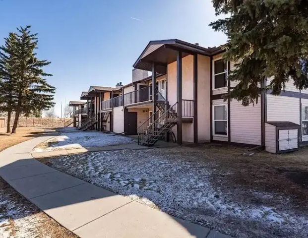 HUGE 2 BEDROOM +DEN W/EXCELLENT LOCATION ! | 2204 118 St NW, Edmonton - Photo 1