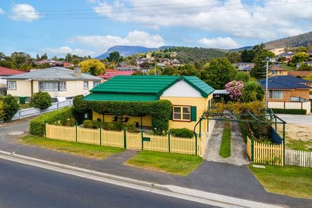 Quaint Family Cottage with Gardener Included - Photo 5