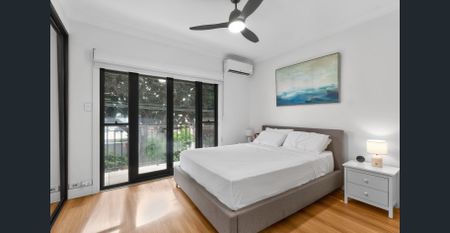 Live the Inner City Dream in Alexandria: Renovated 3-Bedroom Townhouse with Backyard & Secure Parking - Photo 3