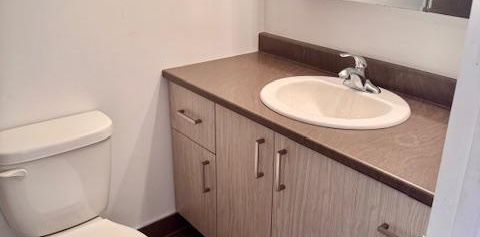 IMPECCABLE 3 1/2 FRAIS RÉNOVÉ - TOUT BÉTON - QUALITÉ/PRIX! - Photo 2