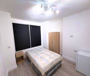 Studio Flat, Sellincourt Road, SW17 - Photo 3