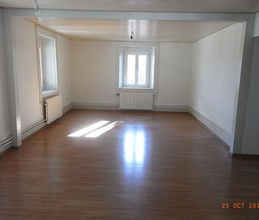 Rent a 4 rooms apartment in La Chaux-de-Fonds - Foto 2