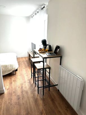 A LOUER TRES BEAU STUDIO MEUBLE NEUF EN PLEIN CENTRE VILLE ST QUENTIN 02100 - Photo 1