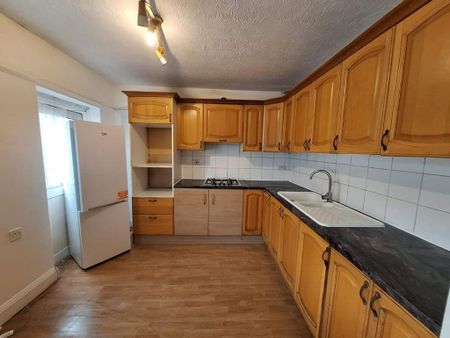 3 bedroom semi-detached house to rent - Photo 5