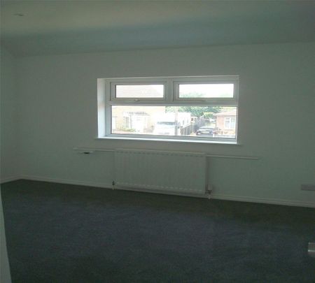 3 bedroom end of terrace house to rent - Photo 2