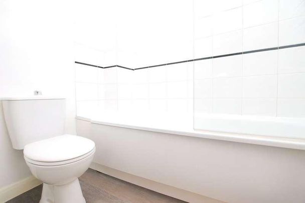 Moore Close, Tongham, Farnham, Surrey, GU10 - Photo 1