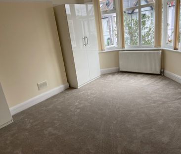 3 Bed Terraced House, Sandringham Avenue, SW20 - Photo 2