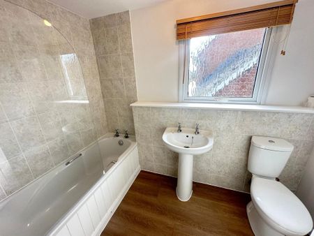 4 bedroom detached house to rent - Photo 3