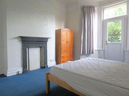 Bedroom Ground Floor Flat In Charminster, BH3 - Photo 3