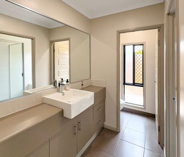 Spacious 4-Bedroom Home with Pool in Kanimbla - Photo 3