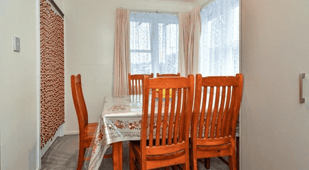Comfortable Three-Bedroom Home with Spacious Garden - Photo 5