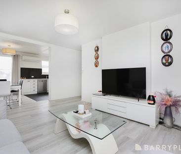 Light-Filled 3-Bedroom Apartment with Secure Parking. - Photo 1