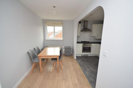 3 bedroom flat to rent - Photo 2