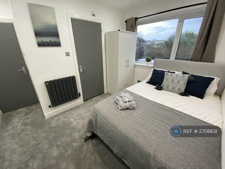 1 bedroom in a house share to rent - Photo 2