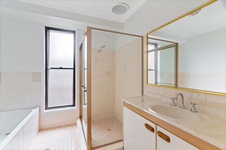 Spacious Family Home in Green Point! - Photo 2