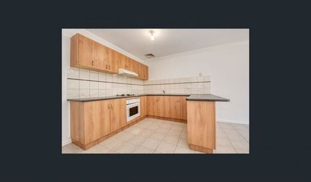 Spacious Townhouse close to all amenities - Photo 4