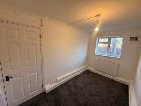 3 bedroom flat to rent - Photo 3