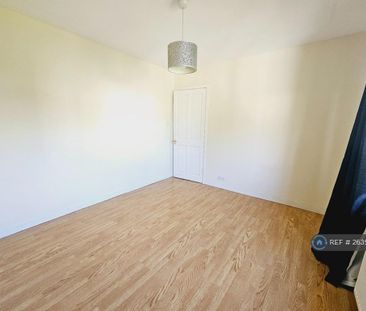 5 bedroom semi-detached house to rent - Photo 4