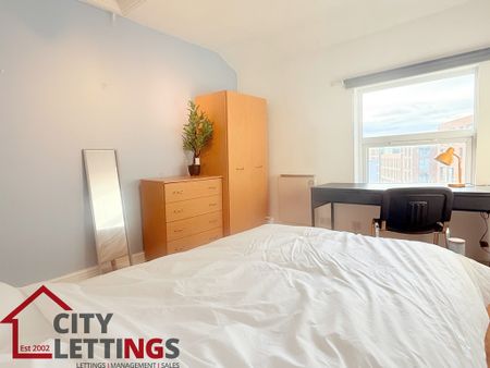 4 Bedroom Mid Terraced House - Photo 3