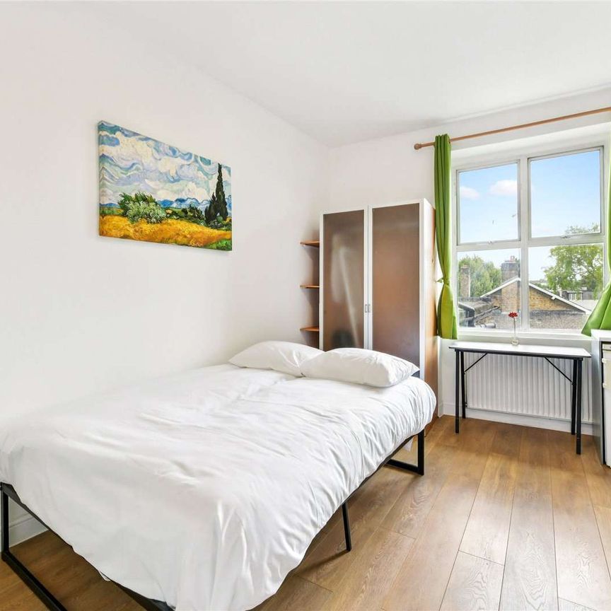 Studio flat in Earl's Court with shared garden - Photo 1