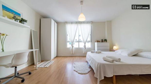 Room in 1-bedroom apartment in Extramurs - Photo 1