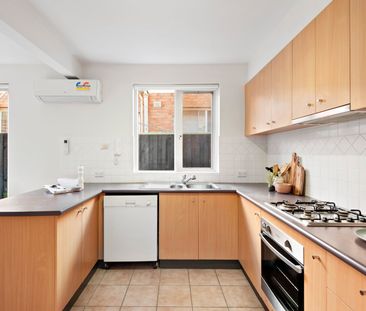 SPACIOUS TWO BED IN RIPPONLEA! - Photo 5