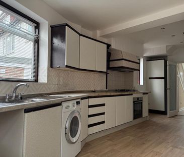 3 bedroom semi-detached house to rent - Photo 5