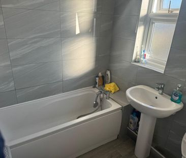 3 bedroom end of terrace house to rent - Photo 1