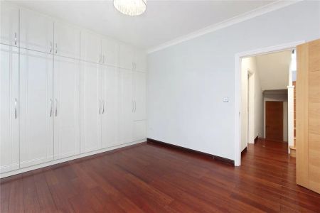 4 bedroom house in Battersea - Photo 3