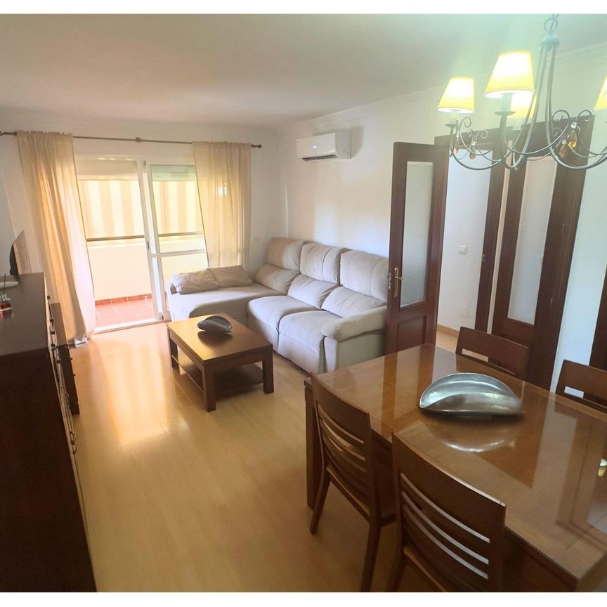 Piso en alquiler de larga temporada con terraza, garaje y trastero – Estepona - Foto 1